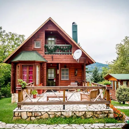 Kedra Village Retreats - Mountain Escape Chalet Martoraiika